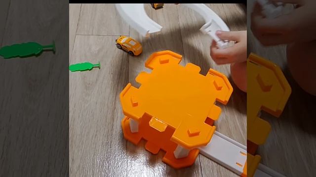 Распаковка игрушечного гаража моего братика🚘🚗🚙.