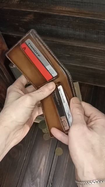 Бифолд из натуральной кожи.