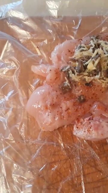 Куриные рулетики с грибами и сыром.