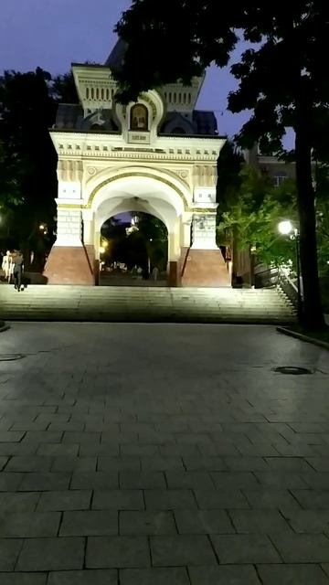 Николаевские триумфальные ворота вечером.