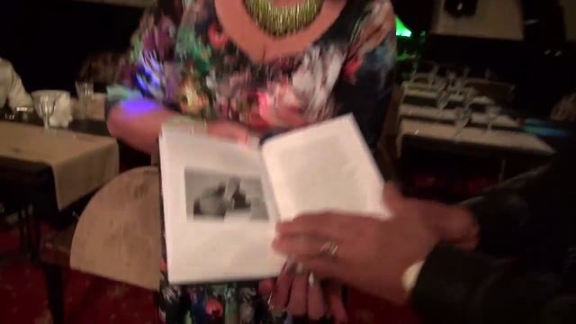 Поэт Андрей Лихачев подарил свою книгу Галине Романовой "TV SHANS"
