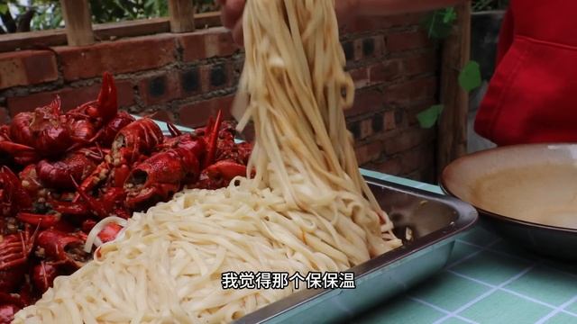 比店里还好吃的蒜蓉小龙虾，100元5斤蒜香味的，一家人吃了满满一地#大口吃肉