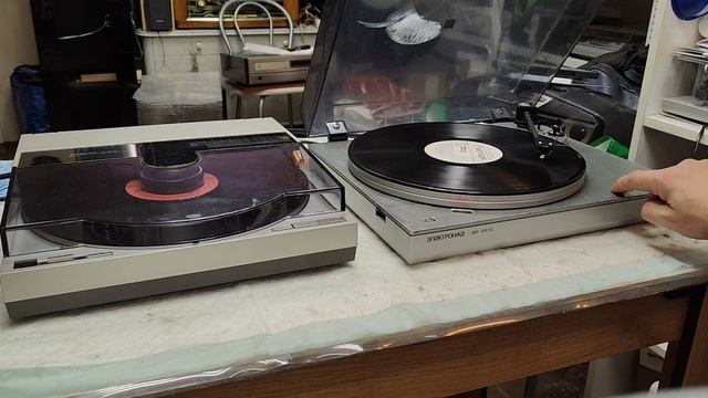 Проигрыватели виниловых пластинок Technics SL-7 и Электроника ЭП-017С