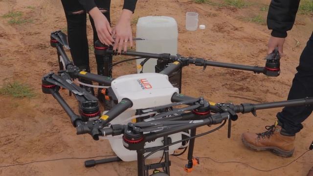 Demonstração do Drone Agrícola para pulverização DJI Agras MG-1P em ação