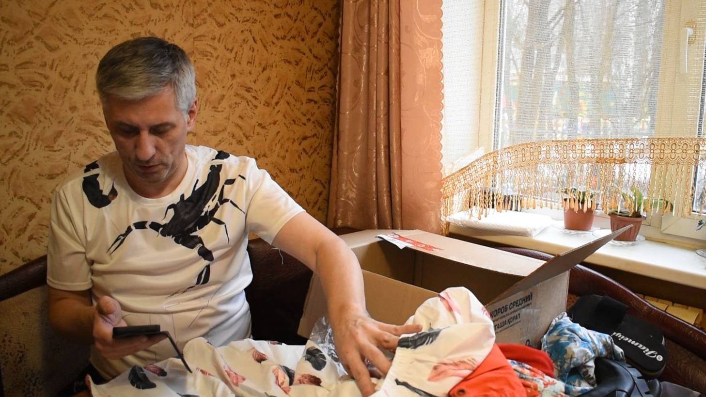 Купил коробку вещей за 3500 рублей. Есть брендовые вещи!