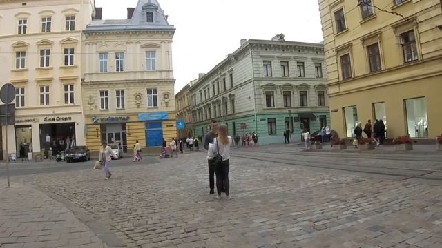 Дівчина розмовляє по телефону - як з нею познайомитись. Приклад знайомства.