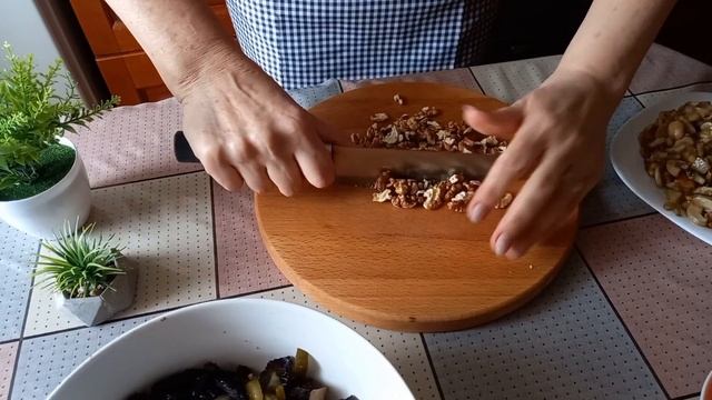 САЛАТ с КУРИНОЙ ПЕЧЕНЬЮ и маринованым огурчиком.