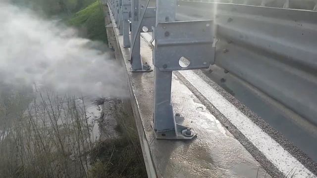Perdita d'acqua al ponte della Fiumara