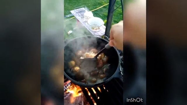 Картошка с курдюком и грибами на костре.