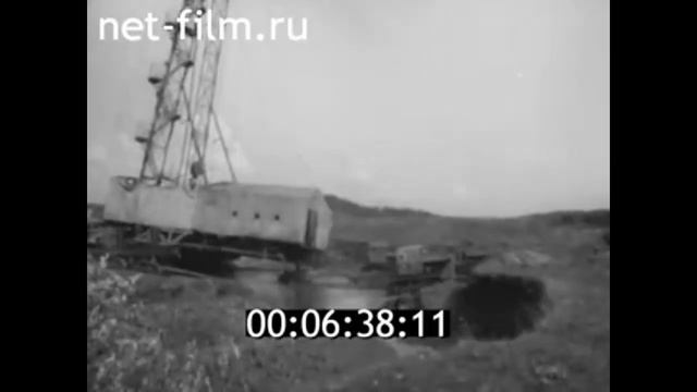 1965г. нефтяная буровая вышка. передвижение на гусеничных тележках.