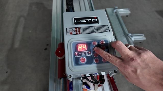 Водяной насос и панель управления электрического плиткореза LETO TOOLS T8-12