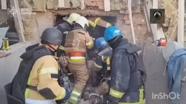 Сегодня днем армия России нанесла ракетный удар по зданию администрации в Изюме.