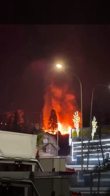 В Хосте полыхает старое нежилое общежитие на площади 350м2.