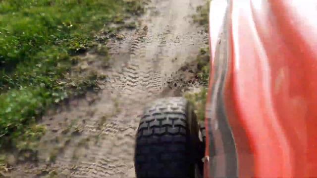 Przejażdżka  traktorkiem kosiarką mtd z 1985 roku