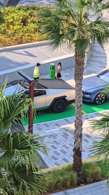 АКАДЕМИК НЕНАВИДИТ ЭЛЕКТРОКАРЫ? TESLA CYBERTRUCK И ROLLS ROYCE