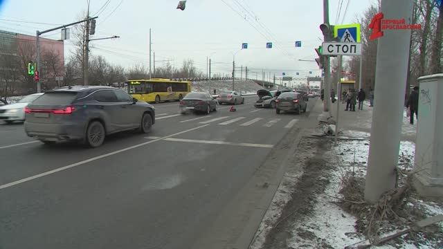 В Ярославле на проспекте Октября образовалась пробка из-за перевернувшейся иномарки