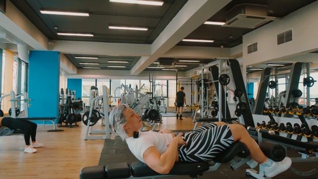 Классические скручивания на римском стуле в фитнес клубе Super Gym