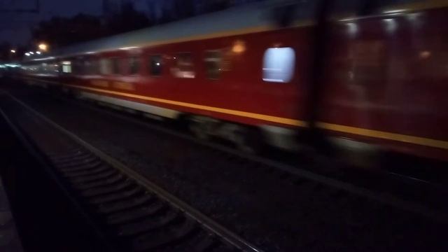 Электровоз эп2к-153 с Красной стрелой Колпино