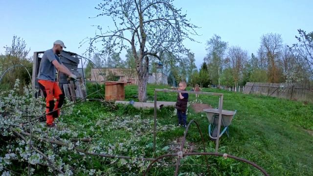 Деревенская жизнь. НАЧАЛИ СТРОИТЬ беседку. Семейный влог