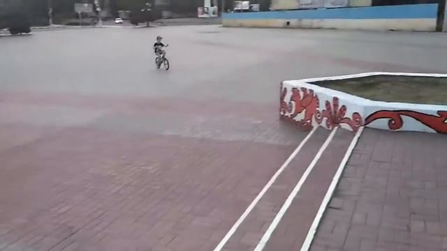 Рома катается на велосипеде. Никополь 05.07.17 г.