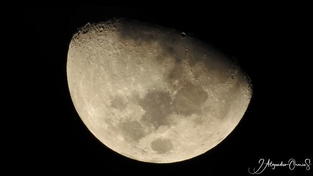 Tránsito de la ISS frente a la Luna