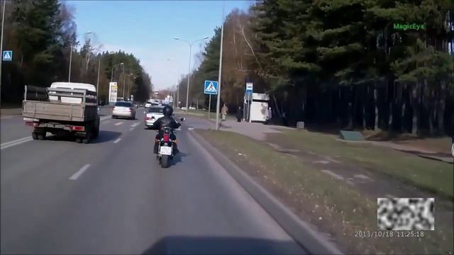 мотоциклист вписался в ментов