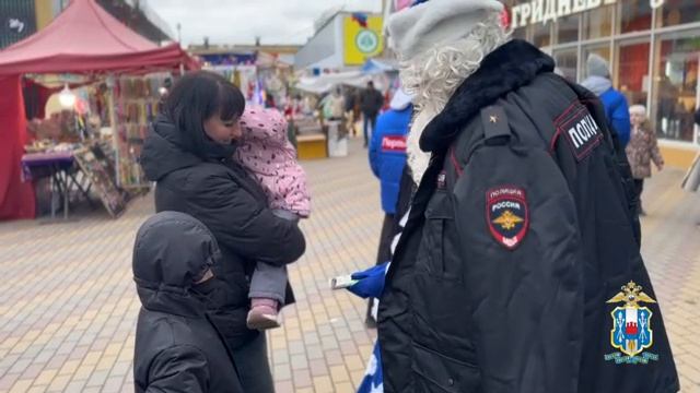 В рамках акции «Полицейский Дед Мороз» полицейские поздравили детей на улицах города Ростова-на-Дону
