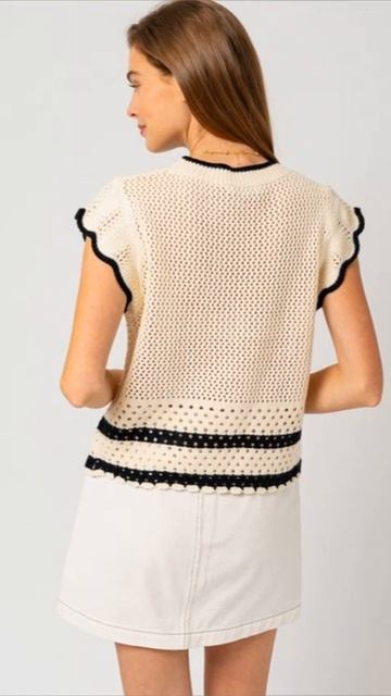 Gilli Round Neck Ruffle Sleeveless Color Contrast Top
