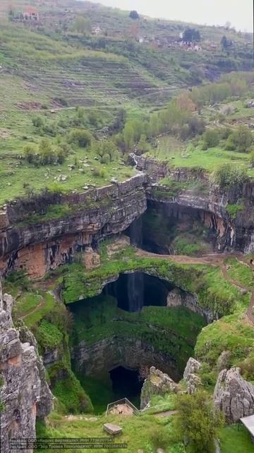 В Ливане, в регионе Таннурин, расположен удивительный водопад Баатара, который падает в известняк...