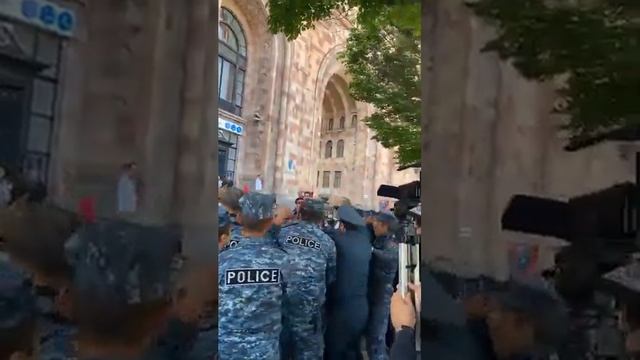 «Արա՛, մի՛ խփեք»․ կարմիր բերետավորները, բիրտ ուժ կիրառելով, բերման ենթարկեցին ակցիայի մասնակիցների