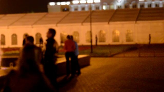 ВИДЕОПРОГУЛКА 150915 ПЛОЩАДЬ ФОНТАНЫ РАЗНОЦВЕТНЫЕ ЛЮДИ ВСЯКОЕ РАЗНОЕ МОЛОДОСТЬ ФОТОАППАРАТ ДВИЖЕНИЕ
