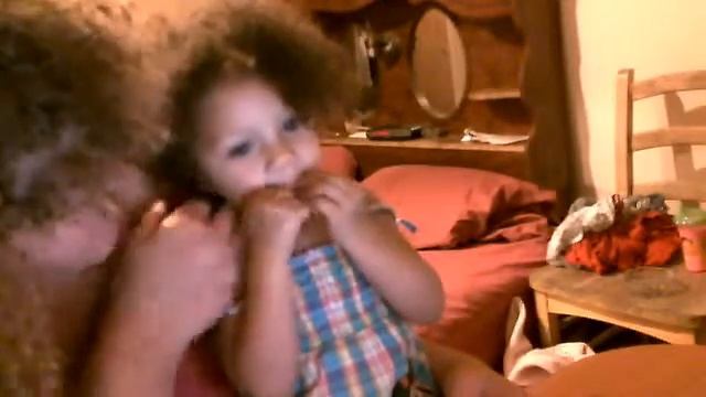 dame beso 2yrs old understands spanish cute babyi love you