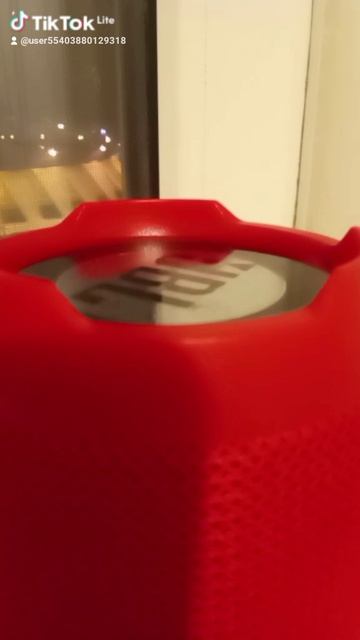 колонка JBL не множка долбит бассами