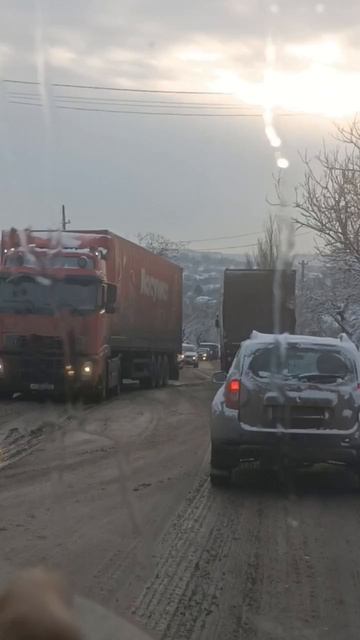 Пробка на объездной в Макеевке из-за застрявших фур