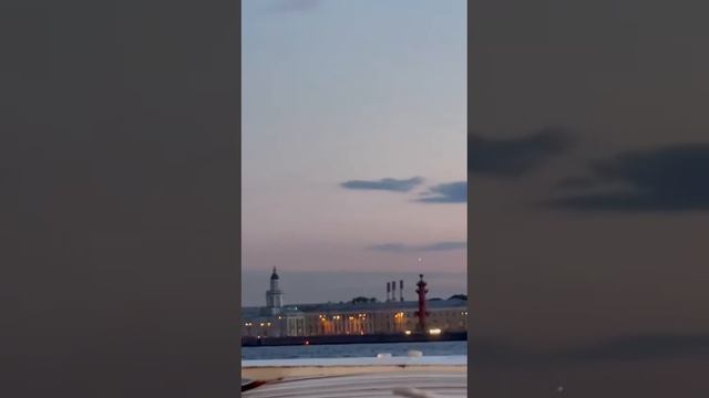 НЛО над Ростральными колонами в Санкт-Петербурге!