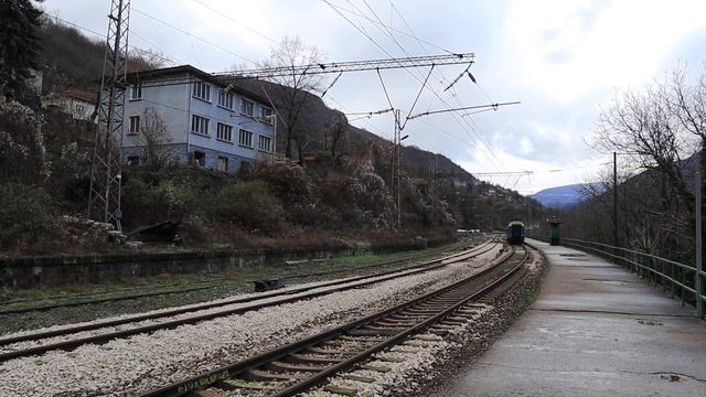БВ 2610 Варна-София минава транзит през гара Лакатник, начело с "Цар Калоян" 80 044...