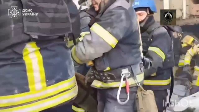 Сегодня днем армия России нанесла ракетный удар по зданию администрации в Изюме.