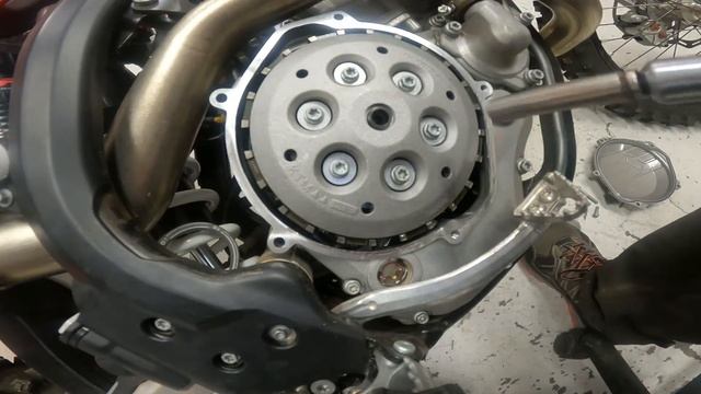 Changing clutch springs in a KTM four stroke