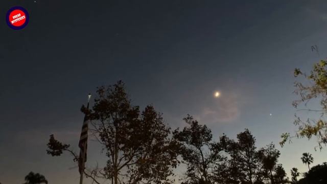 The Moon, Saturn, Venus, And Jupiter All Line Up In The Sky In These Incredible Photos