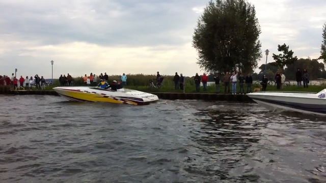 V8 aufm Wasser in Uede