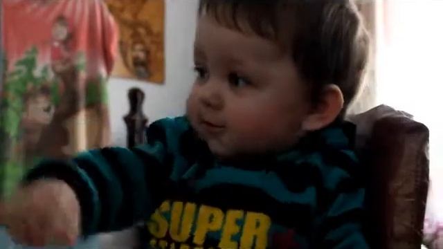 Маленькая девочка показывает рожицы
