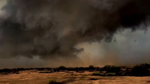 سحابة الجرف الرهيبة والعاصفة الشديدة تضرب فينيكس ، أريزونا في الولايات المتحدة الأمريكية