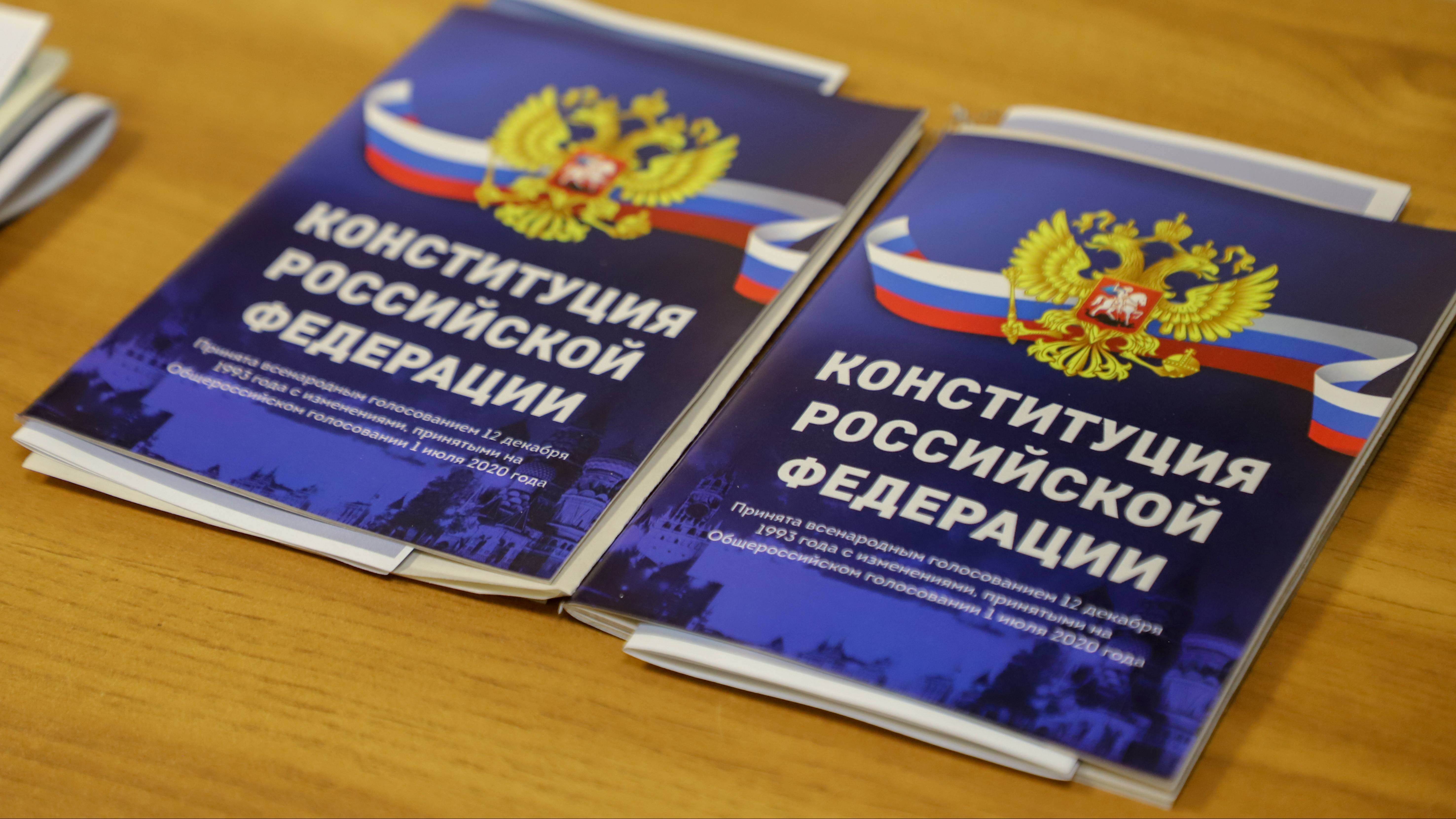 Псковские полицейские вручили паспорта гражданина Российской Федерации супругам Клостер