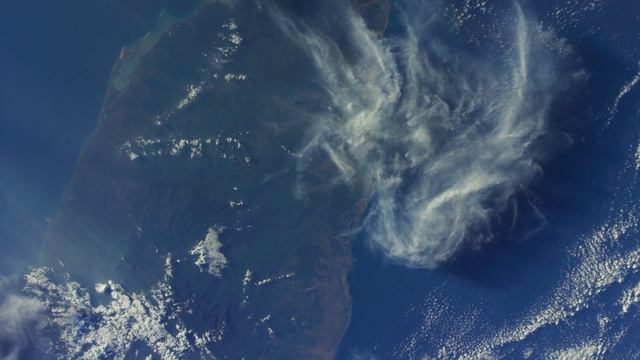 Views From Space // 1 Hour of Earth in Orbit 4K Ultra High Definition.