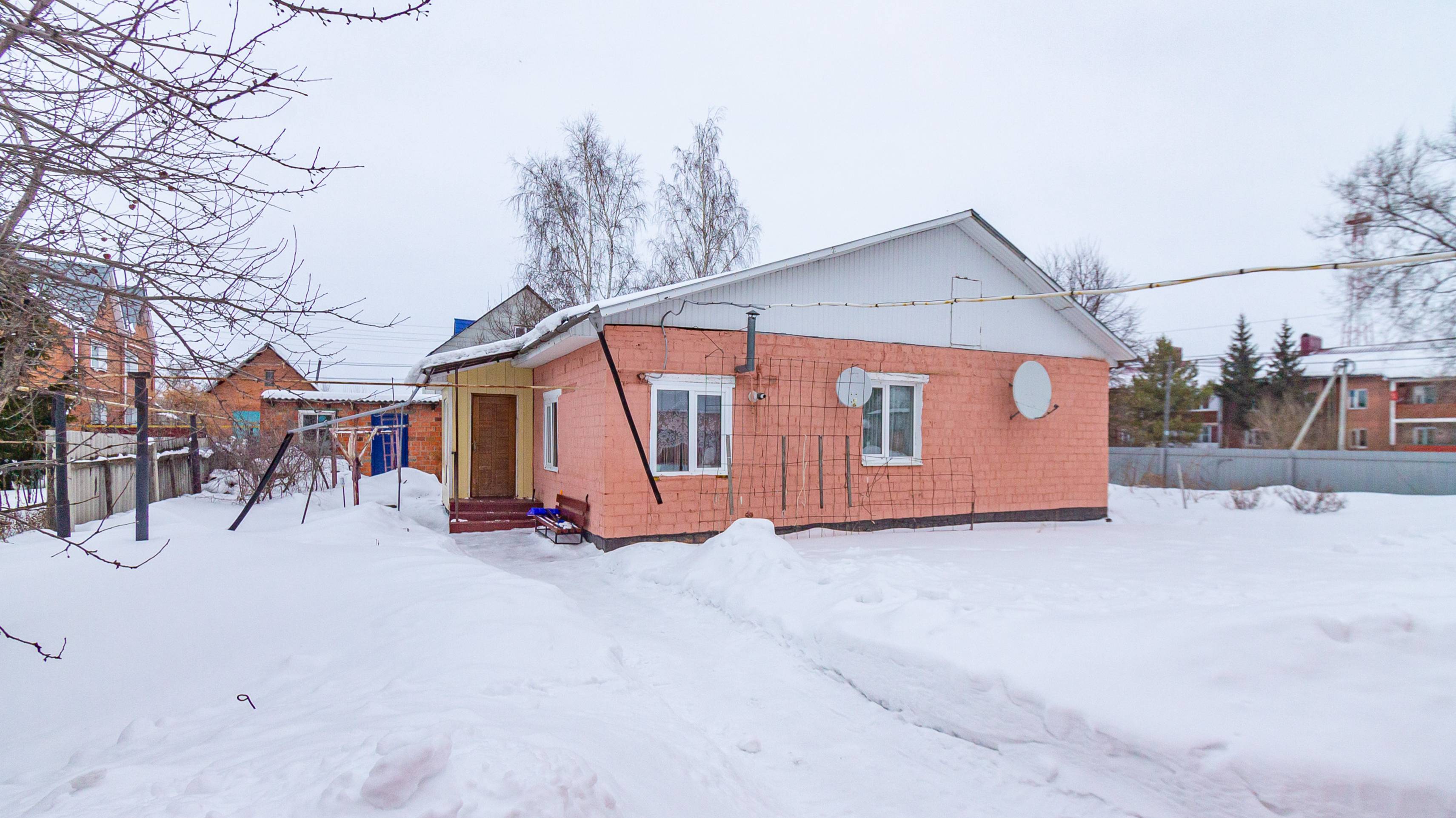 посёлок Кормиловка, улица Добровольского