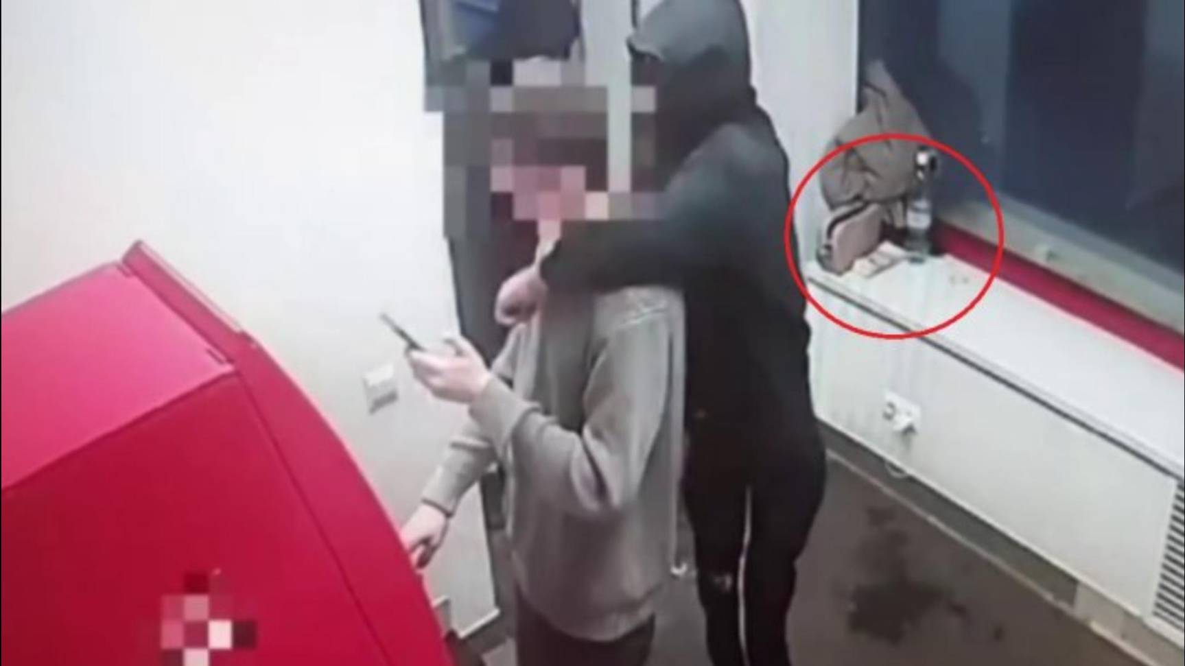 В Новосибирской области двое в масках ограбили юношу у банкомата и попали на видео