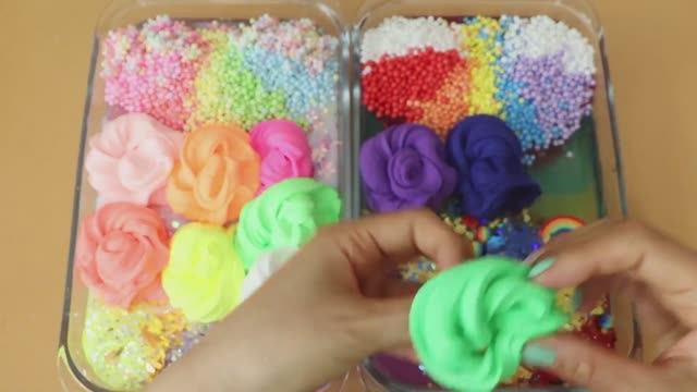 Смешиваем «радужные» игрушки-фиджеты, блески и детальки  в слайм! Увлекательное видео со слаймом! ★