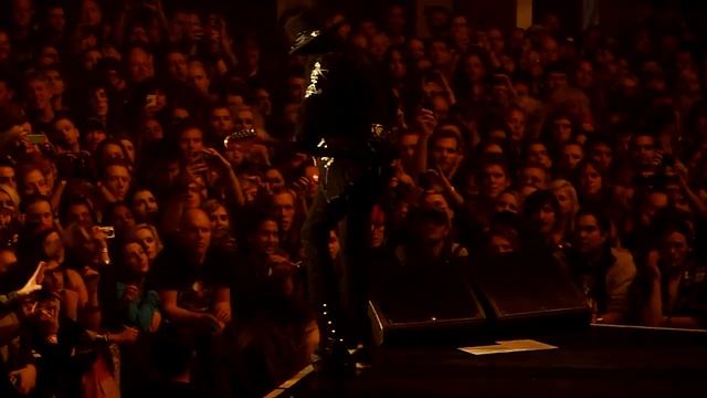 Mick Mars (Mötley Crüe) - Guitar Solo (live at Wembley Arena 14/12/2011)