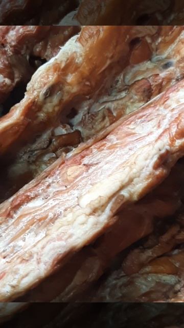 Сочные, мясные, копченые косточки с мягкими хрящиками.