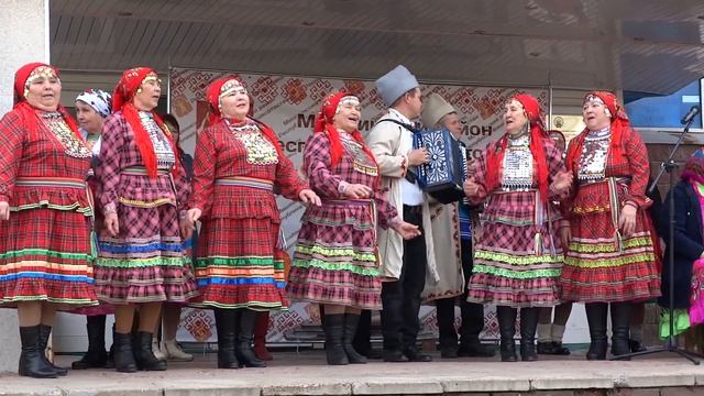 Марийская песня.  Радуют Алексей Ибулаев и Мишкинские  девчата. Видео Василия Хайбуллина